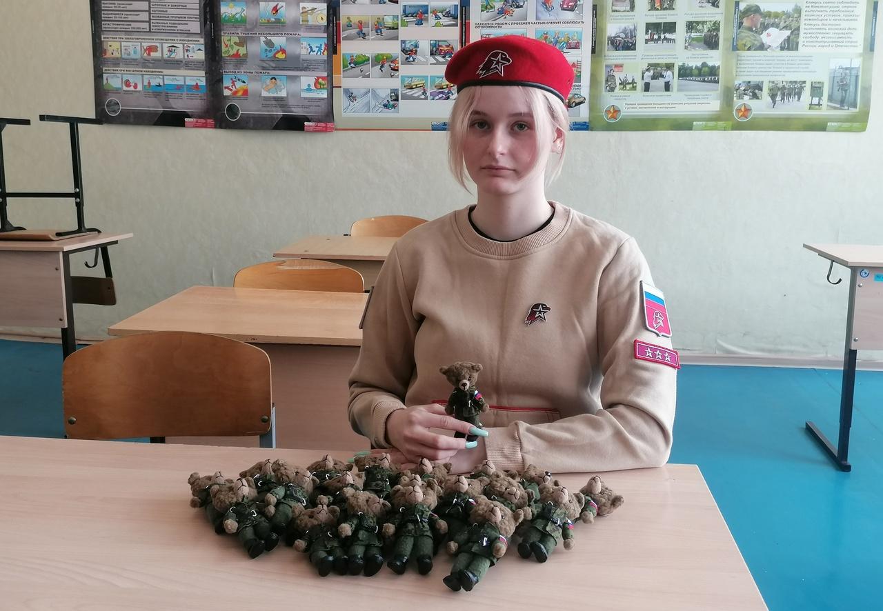 Фото В Новосибирской области школьница шьет талисманы в форме мишек для бойцов СВО 2